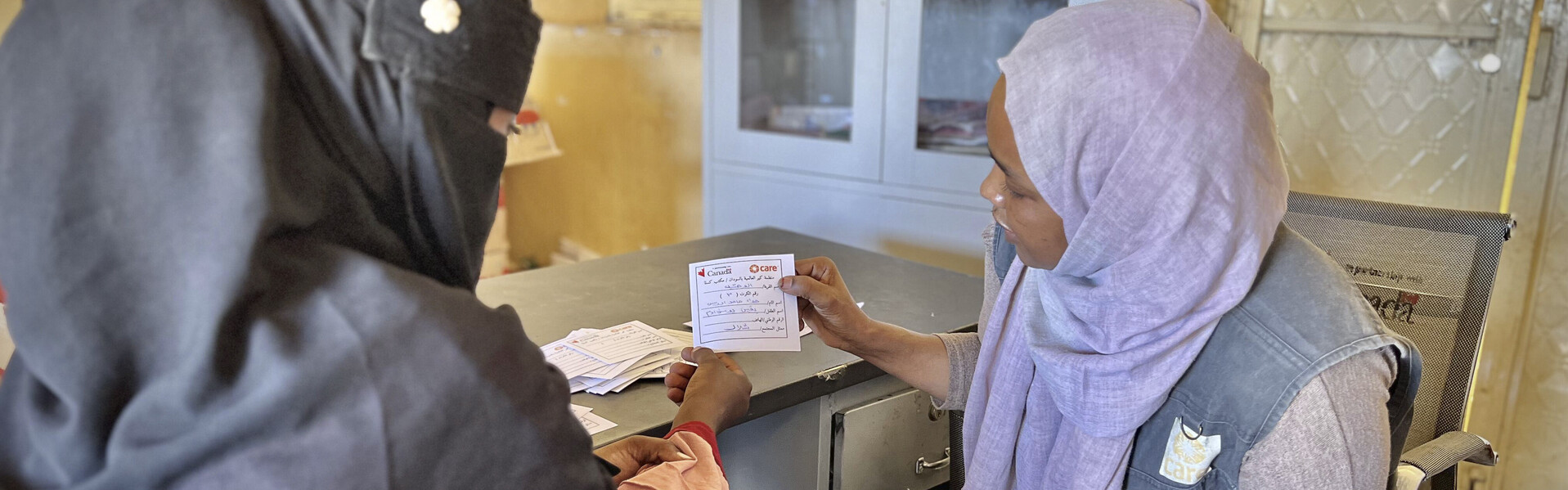Eine Mitarbeiterin von CARE mit einer Frau im Sudan
