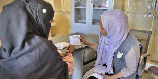 Eine Mitarbeiterin von CARE mit einer Frau im Sudan