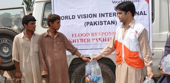 World Vsion verteilt Hilfsgüter in Pakistan