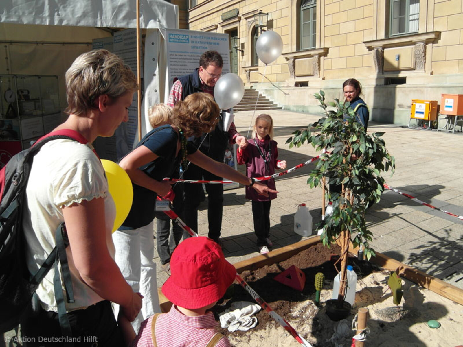 Besucher am Stand von Handicap International