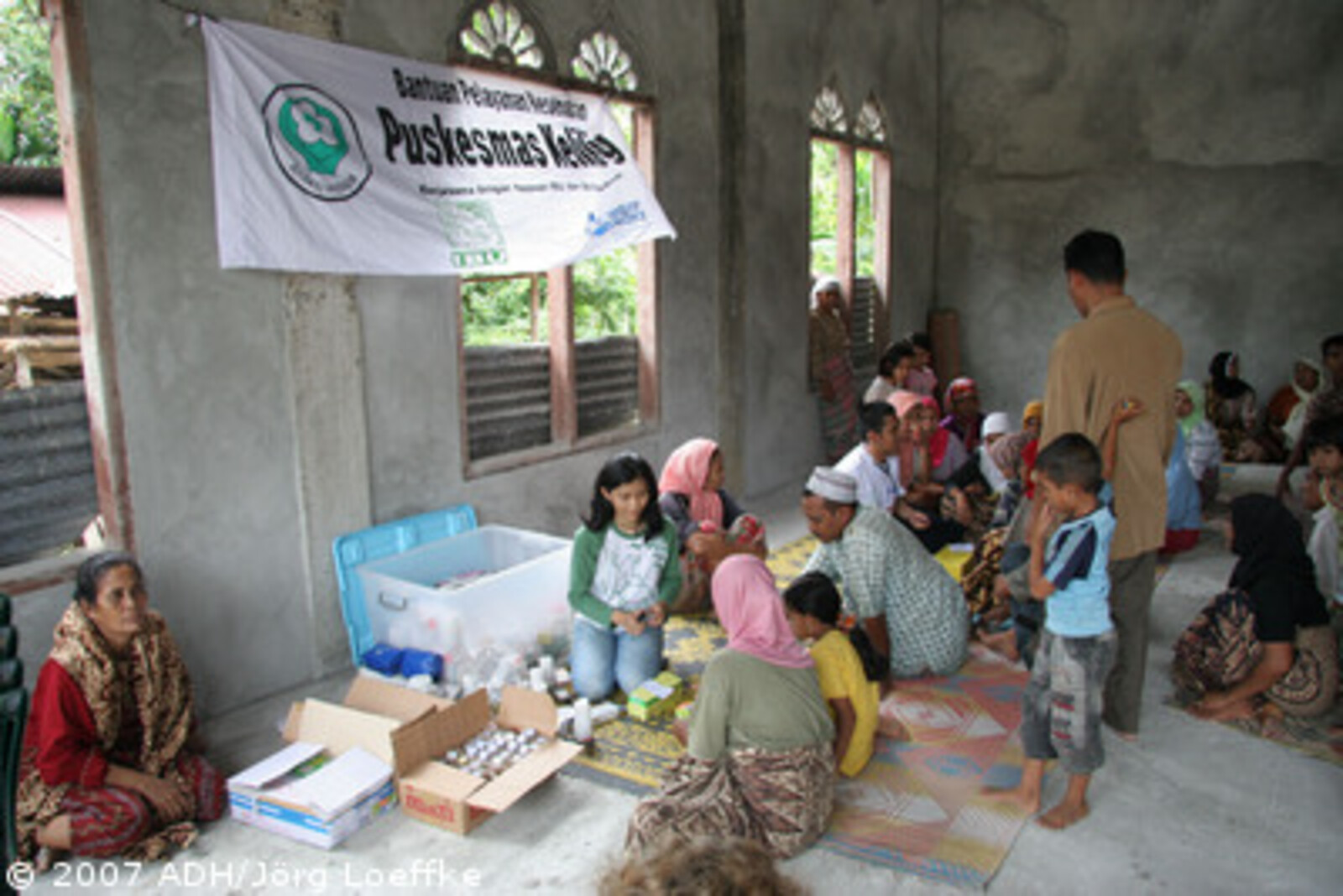 Tsunami-Hilfe Indonesien: Action Medeor Mitarbeiterin und Arzt bei der Sprechstunde in der Moschee von Pasc Aceh Village