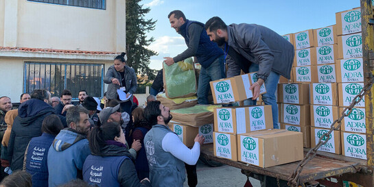 Helfende von der Organisation ADRA verteilen in Syrien Hilfsgüter an die Betroffenen des Erdbebens