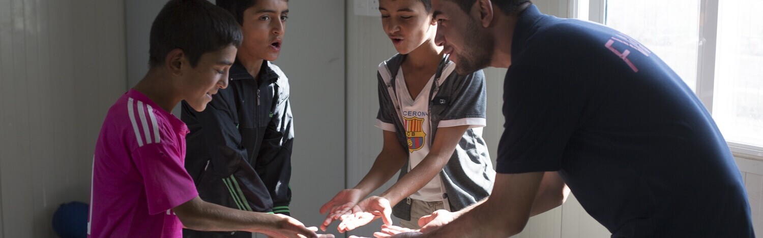 Sadoon Barakt mit Jugendlichen im Flüchtlingscamp