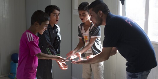 Sadoon Barakt mit Jugendlichen im Flüchtlingscamp
