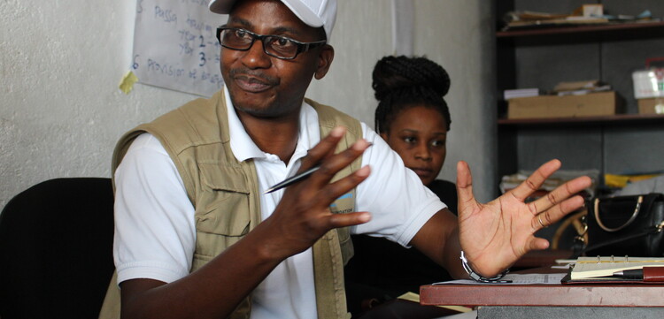 Helfer der Bündnisorganisation Habitat for Humanity Malawi von seiner Arbeit