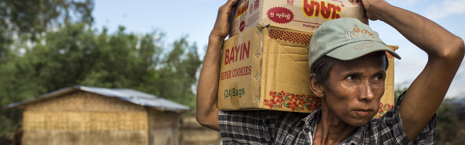 Ein Mann mit einem Paket in Myanmar (Archivfoto)