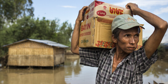 Ein Mann mit einem Paket in Myanmar (Archivfoto)