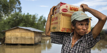Ein Mann in Myanmar mit einem Hilfspaket (Archivfoto)