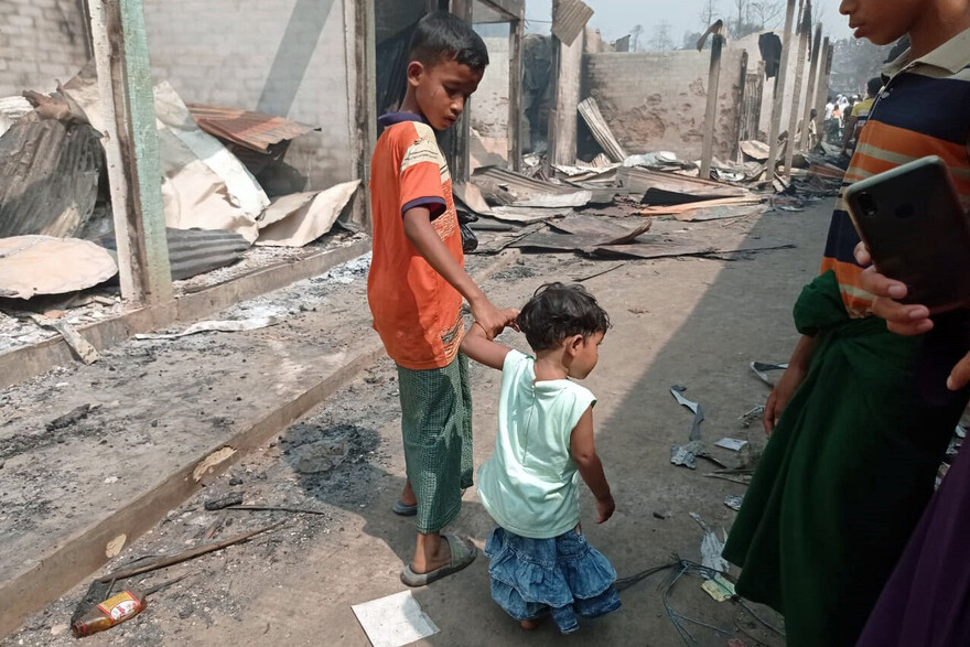 Kinder laufen durch das verbrannte Rohingya-Camp Kinder laufen durch das verbrannte Rohingya-Camp