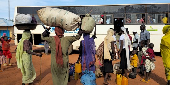 UNHCR-Busse bringen Geflüchtete von der sudanesischen Grenze in das Flüchtlingscamp Pamir im Südsudan