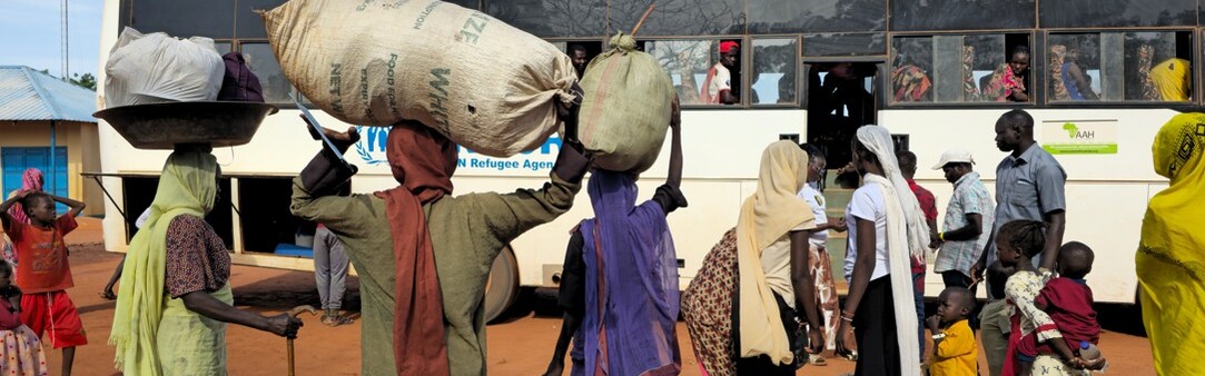 UNHCR-Busse bringen Geflüchtete von der sudanesischen Grenze in das Flüchtlingscamp Pamir im Südsudan 