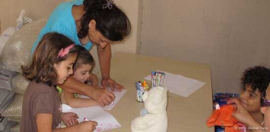 Um den Kindern und Familien fröhliche und unbeschwerte Momente zu ermöglichen werden Feste mit Spielen, Theaterstücken, Geschenken und einer Mahlzeit veranstaltet