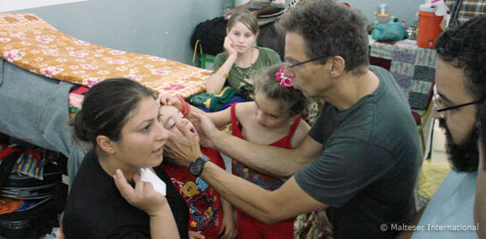 Im Gemeindesaal einer Kirche in Zakho behandeln Ärzte unseres Bündnismitgliedes Malteser International Flüchtlinge aus dem Irak.