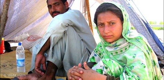 Flut Pakistan: Mann und Frau im Zelt