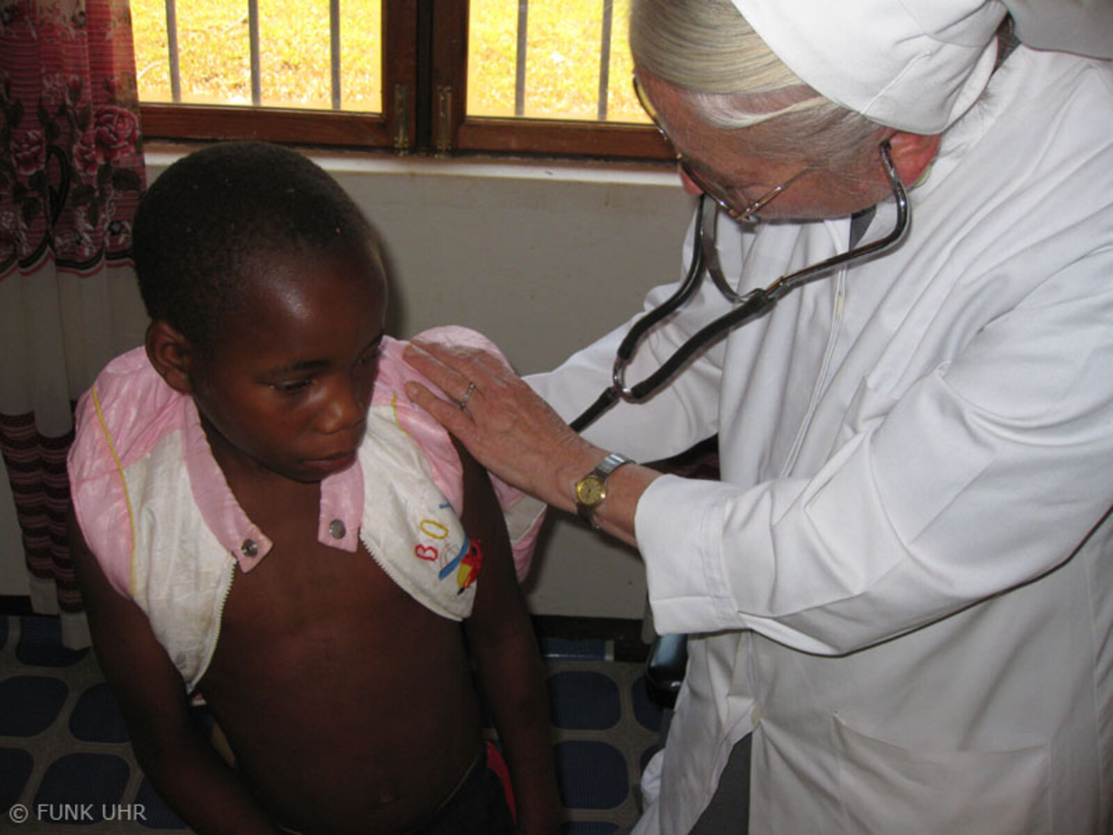 Für das Hilfsprojekt „Hand in Hand für Afrika“ von FUNK UHR behandelte sie seit 2006 als Ärztin in Mbinga Tausende Patienten
