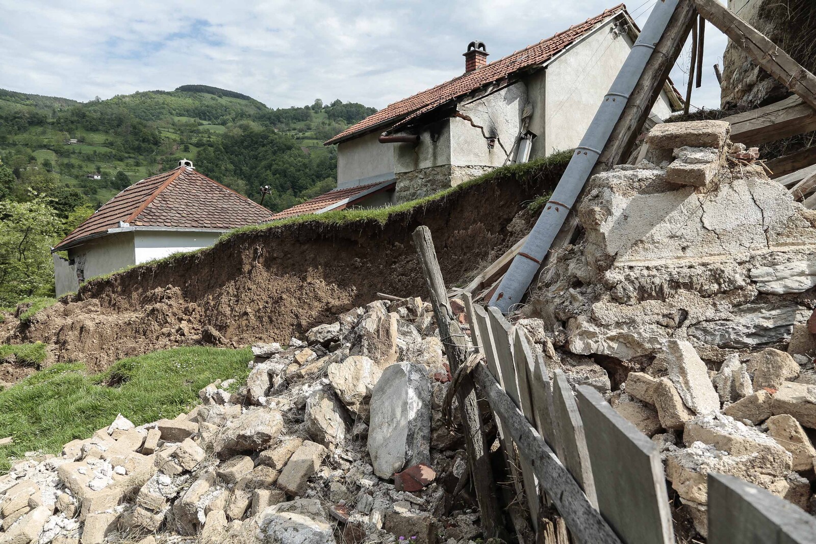 Hochwasser Balkan Erdrutsch zerstörtes Haus 