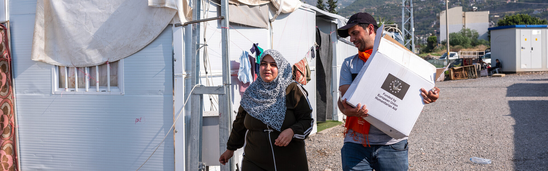 Ein Helfer der Organisation CARE verteilt an Betroffene des Erdbebens in Syrien Hygieneartikel