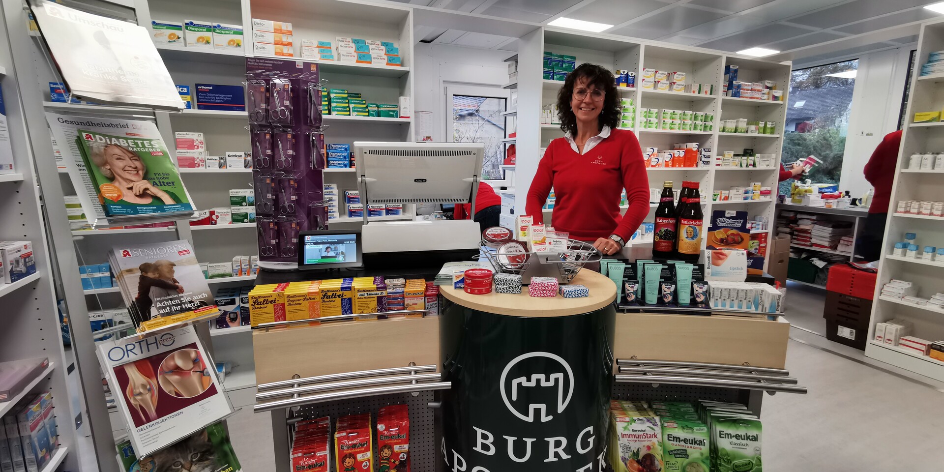 Apothekerin Inge Göttling in den neuen Räumen im Container in Kalenborn Apothekerin Inge Göttling in den neuen Räumen im Container in Kalenborn