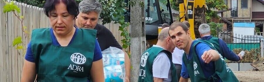 In Tschechien verteilen Helfer von der Organisation ADRA Lebensmittel und Wasser an die Betroffene des Hochwassers