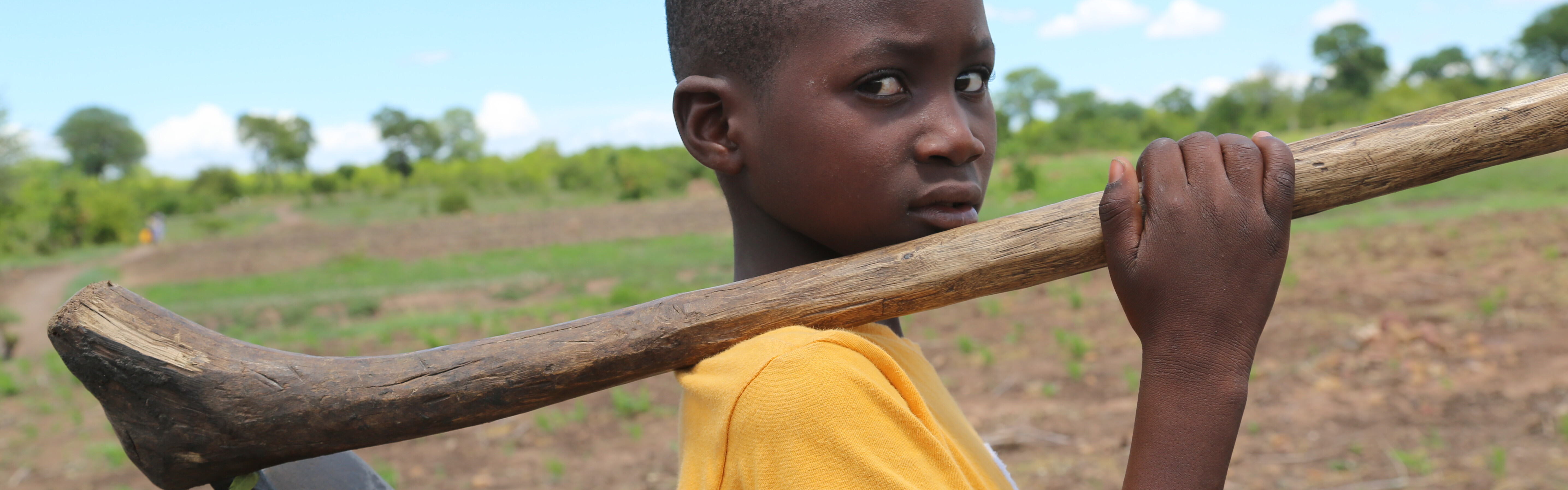 Der zehnjährige Martin hält eine Spitzhacke in der Hand. Er ist Opfer der Auswirkungen von El Niño.
