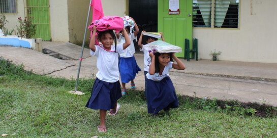 Kinder bei einem Hilfsprojekt zur Katastrophenvorsorge auf den Philippinen