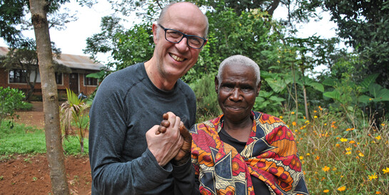 Lutz Hethey von HelpAge und Aurelia in Tansania