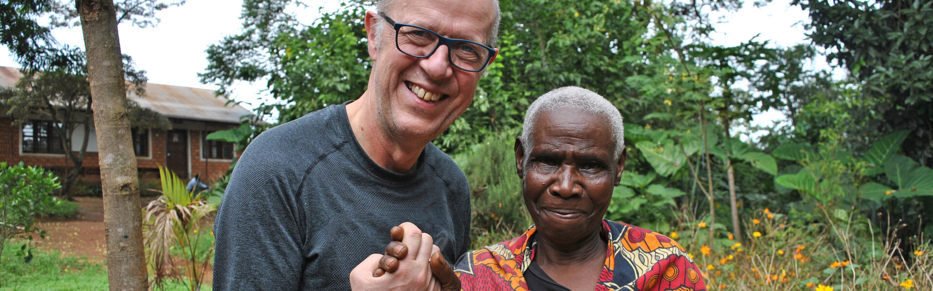 Lutz Hethey von HelpAge und Aurelia in Tansania