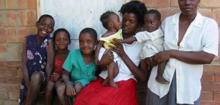 Cholera Simbabwe: Wartende vor dem Krankenhaus