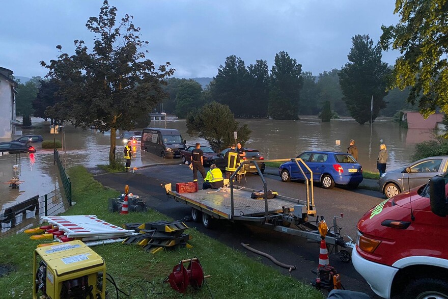 Materiallager der Freiwilligen Feuerwehr inmitten des komplett überfluteten Kurparks in Bad Bodendorf