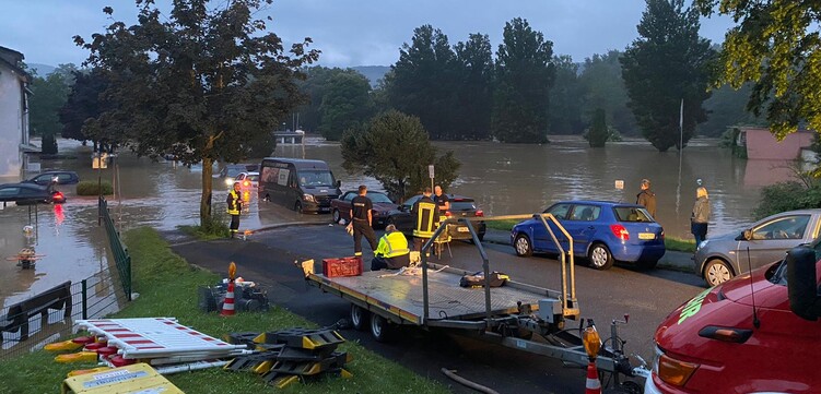 Materiallager der Freiwilligen Feuerwehr inmitten des komplett überfluteten Kurparks in Bad Bodendorf