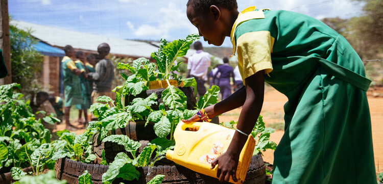 Kind in einem Schulgarten in Kenia