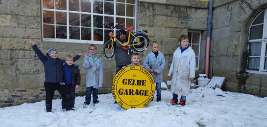 Im Projekt Gelbe Garage reparieren Schulkinder Fahrräder für Flüchtlinge in Deutschland. Hier präsentieren sie ihr 50. Fahrrad.