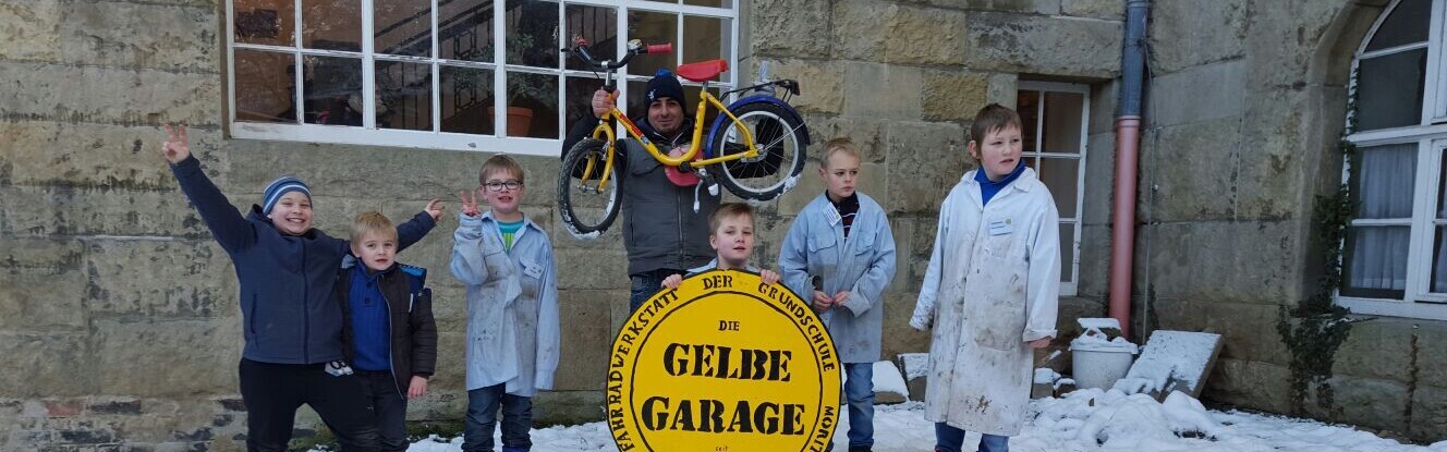 Im Projekt Gelbe Garage reparieren Schulkinder Fahrräder für Flüchtlinge in Deutschland. Hier präsentieren sie ihr 50. Fahrrad.