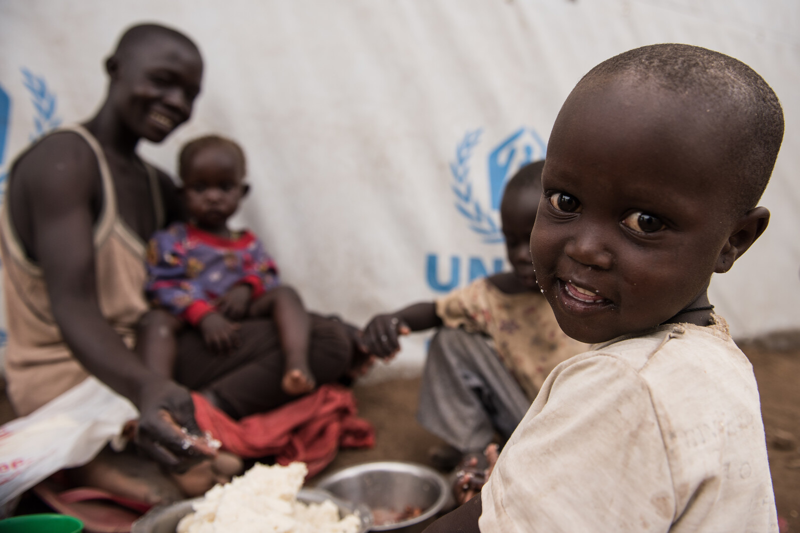 Eine Flüchtlingsfamilie aus dem Südsudan in Uganda