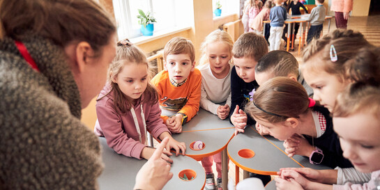 Helferin und Kinder in der Westukraine