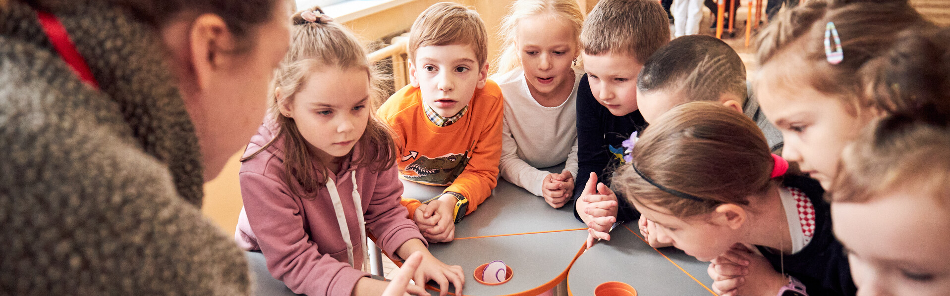 Helferin und Kinder in der Westukraine