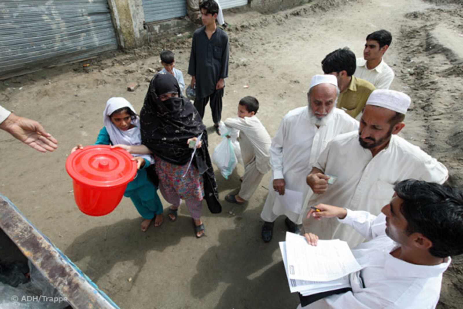 035pakistan-trappe-verteilung-handicap Flut Pakistan: