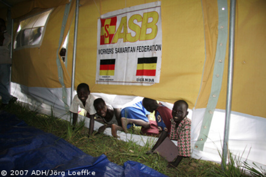 Flut Afrika: Kinder im ASB Zelt