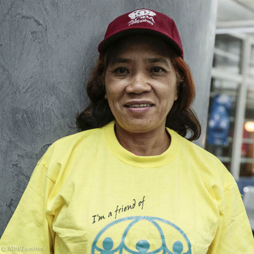 Die Mitarbeiterin von „ADRA Philippines“ freut sich über die Unterstützung durch das deutsche ADRA-Team