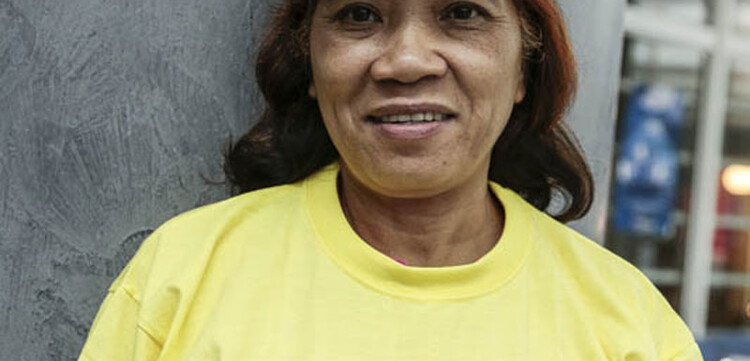 Die Mitarbeiterin von „ADRA Philippines“ freut sich über die Unterstützung durch das deutsche ADRA-Team