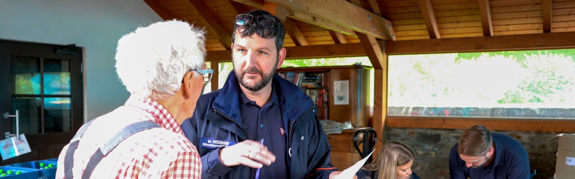 Wolfgang Heidinger (rechts) spricht mit einer Person, die vom Hochwasser in Deutschland betroffen war Wolfgang Heidinger (rechts) spricht mit einer Person, die vom Hochwasser in Deutschland betroffen war
