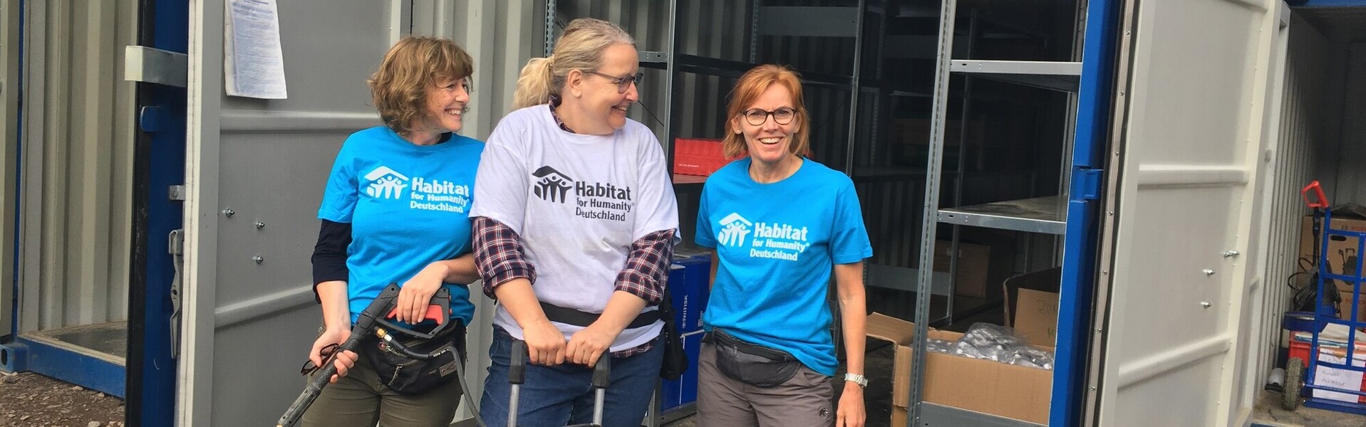 Helferinnen von Habitat for Humanity unterstützen beim Werkzeugverleih in Dernau