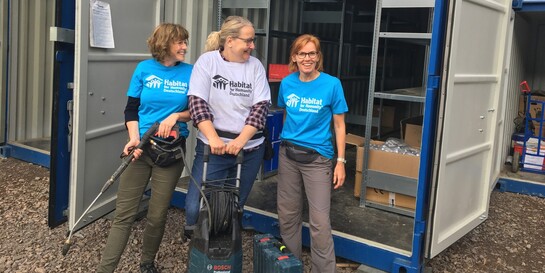 Helferinnen von Habitat for Humanity unterstützen beim Werkzeugverleih in Dernau