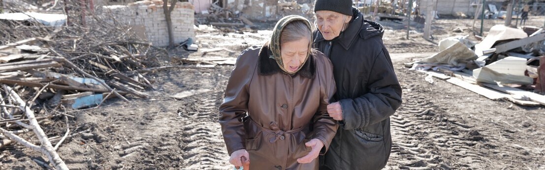 Senior:innen auf der Flucht vor Zerstörung und Krieg