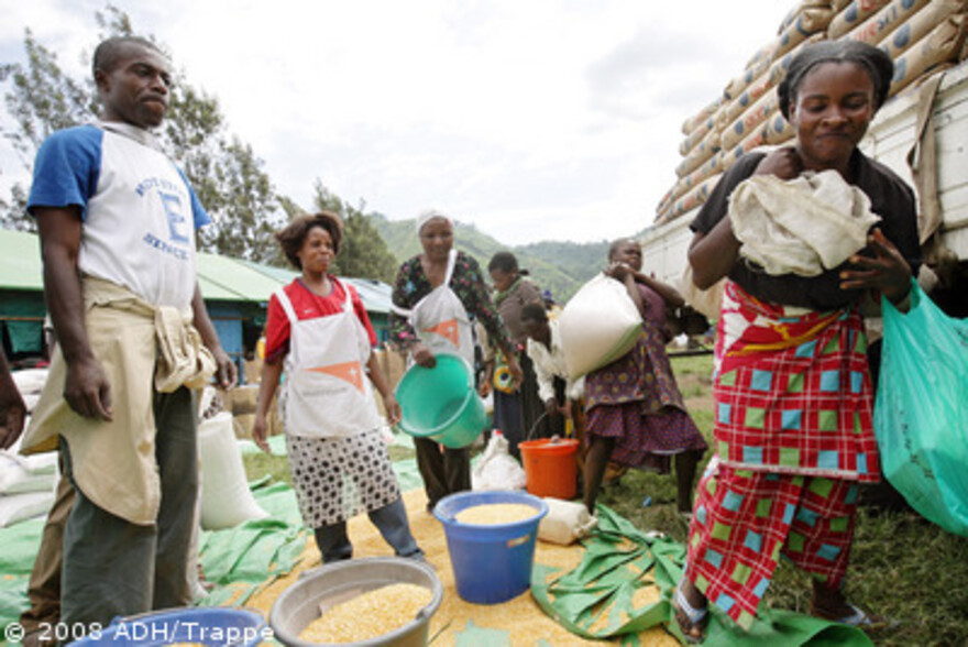 Kongo: World Vision Mitarbeiter verteilen Lebensmittel