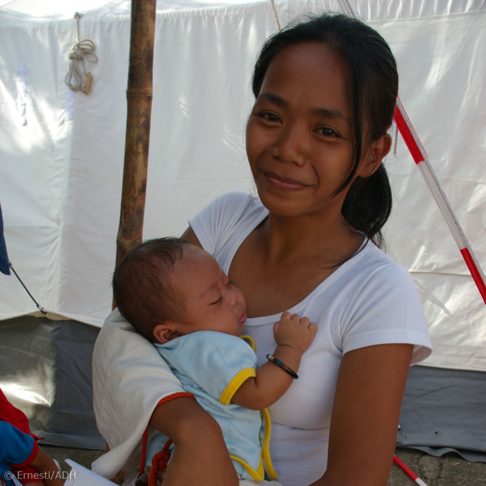 Die junge Frau sucht im Medical-Camp des ASB medizinische Hilfe für ihr Baby