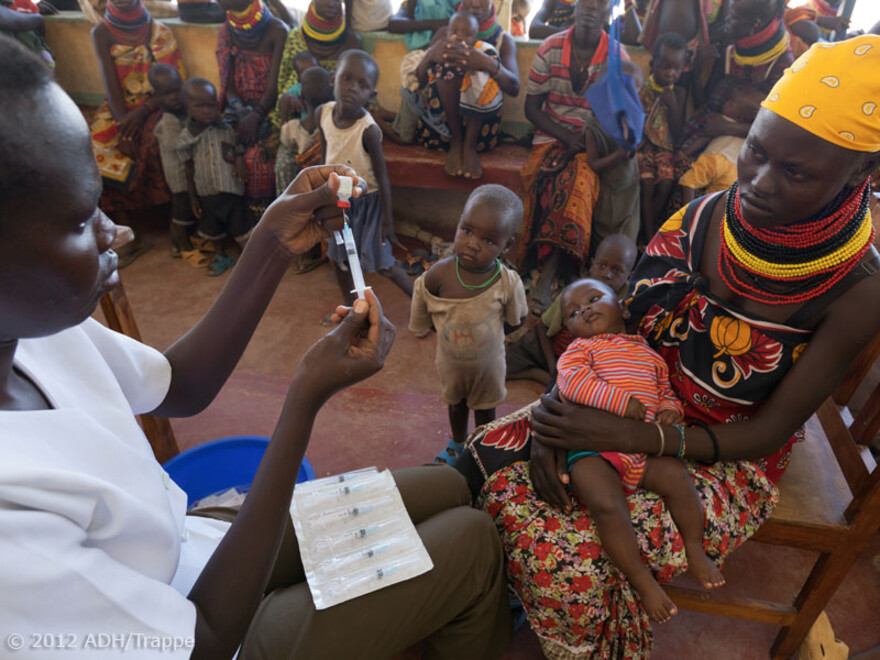 Die Mitarbeiter von World Vision überprüfen das Gewicht der Kinder