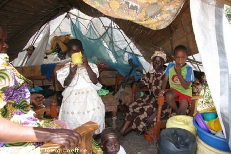 Flut Afrika: Familie im Zelt