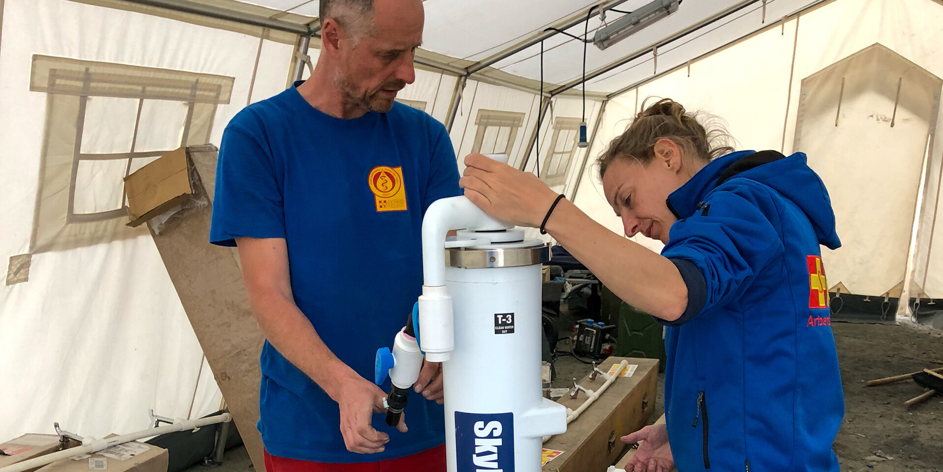 Hannah Egger und ihr Kollege montieren eine Wasserpumpe Hannah Egger und ihr Kollege montieren eine Wasserpumpe