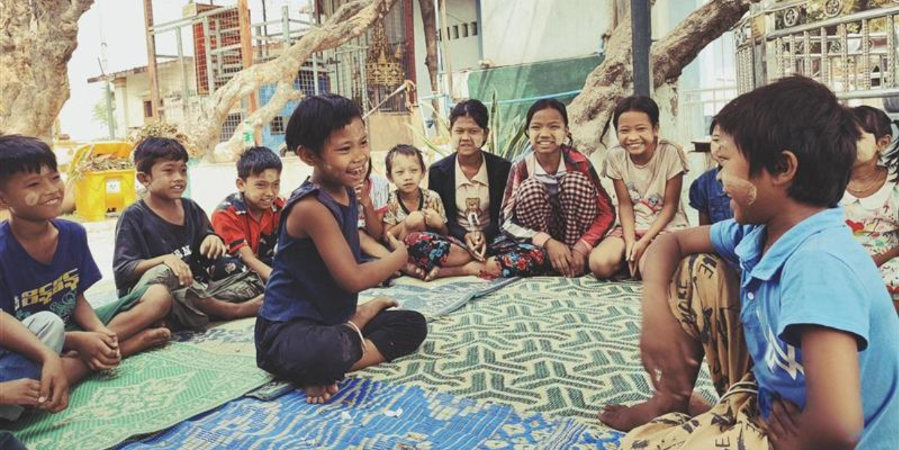 Eine Gruppe von Kindern aus Bangladesh spielt und singt in einem kindgerechtem Raum Eine Gruppe von Kindern aus Bangladesh spielt und singt in einem kindgerechtem Raum